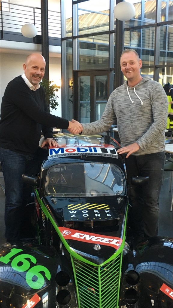Tom Pedersen og Lars Ebbesen da kontrakten for 2017 blev underskrevet i Haderslev
(Foto: Racing Team Næsbjerg Gulve)
